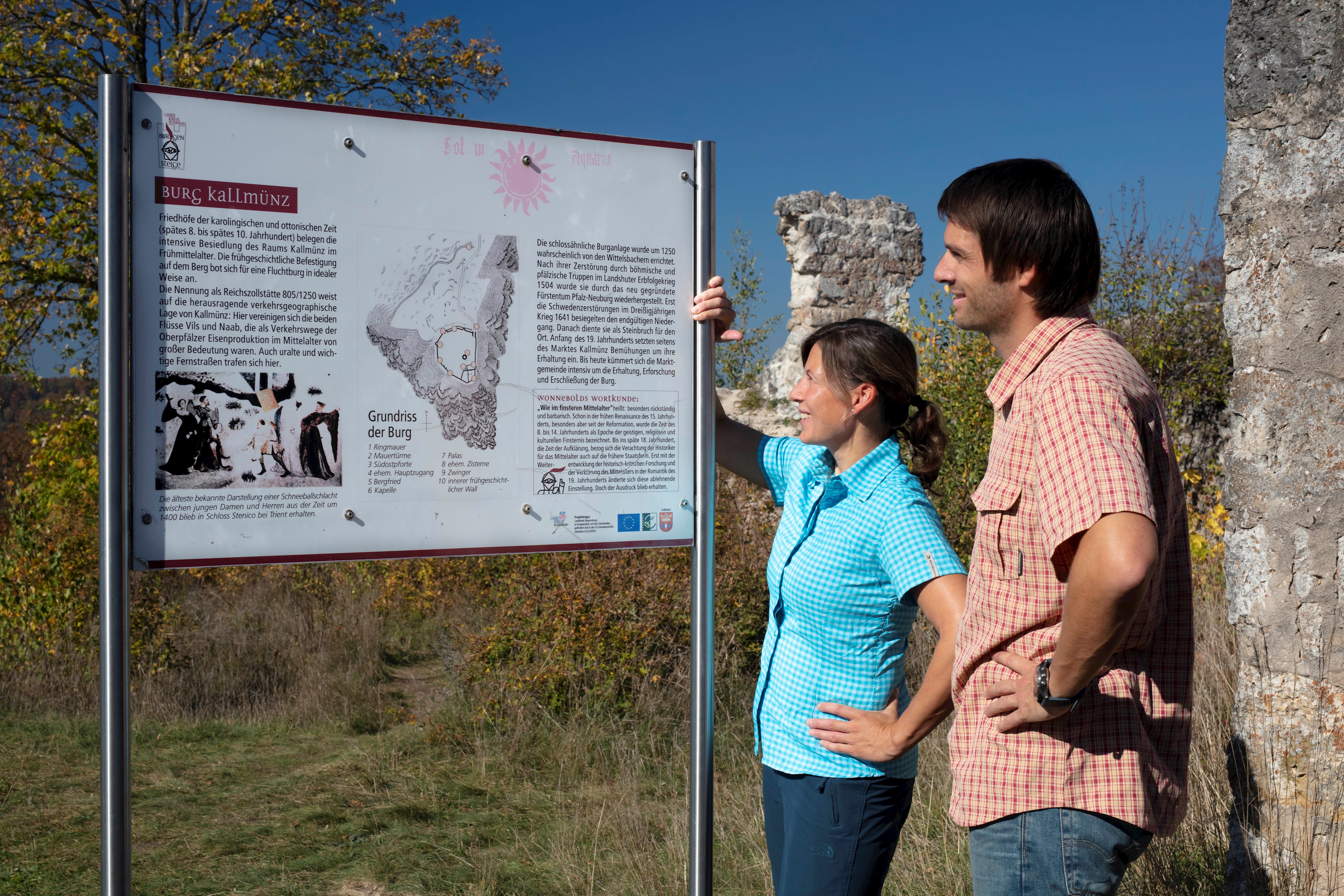 Kallmünz - Burg mit Paar an Infotafel