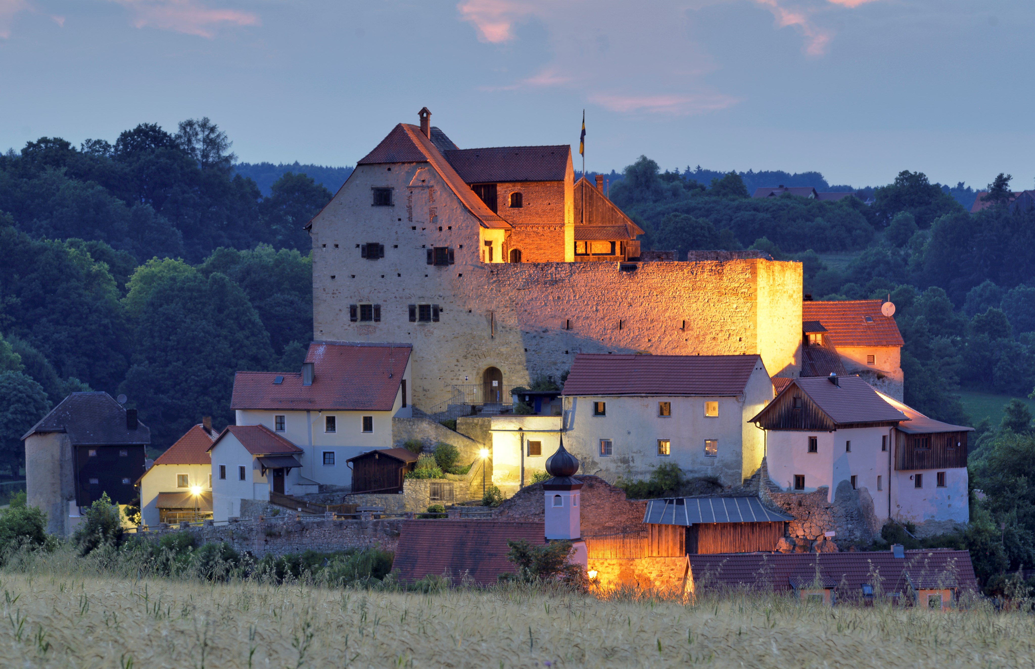 Burg Wolfsegg beleuchtet