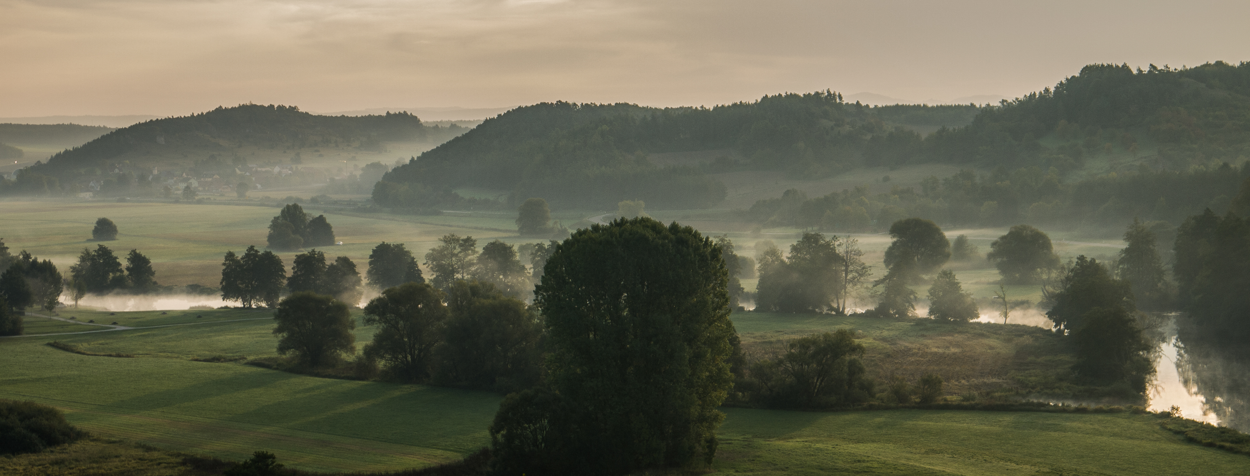 Kallmünz mit Landschaft im Nebelschleier