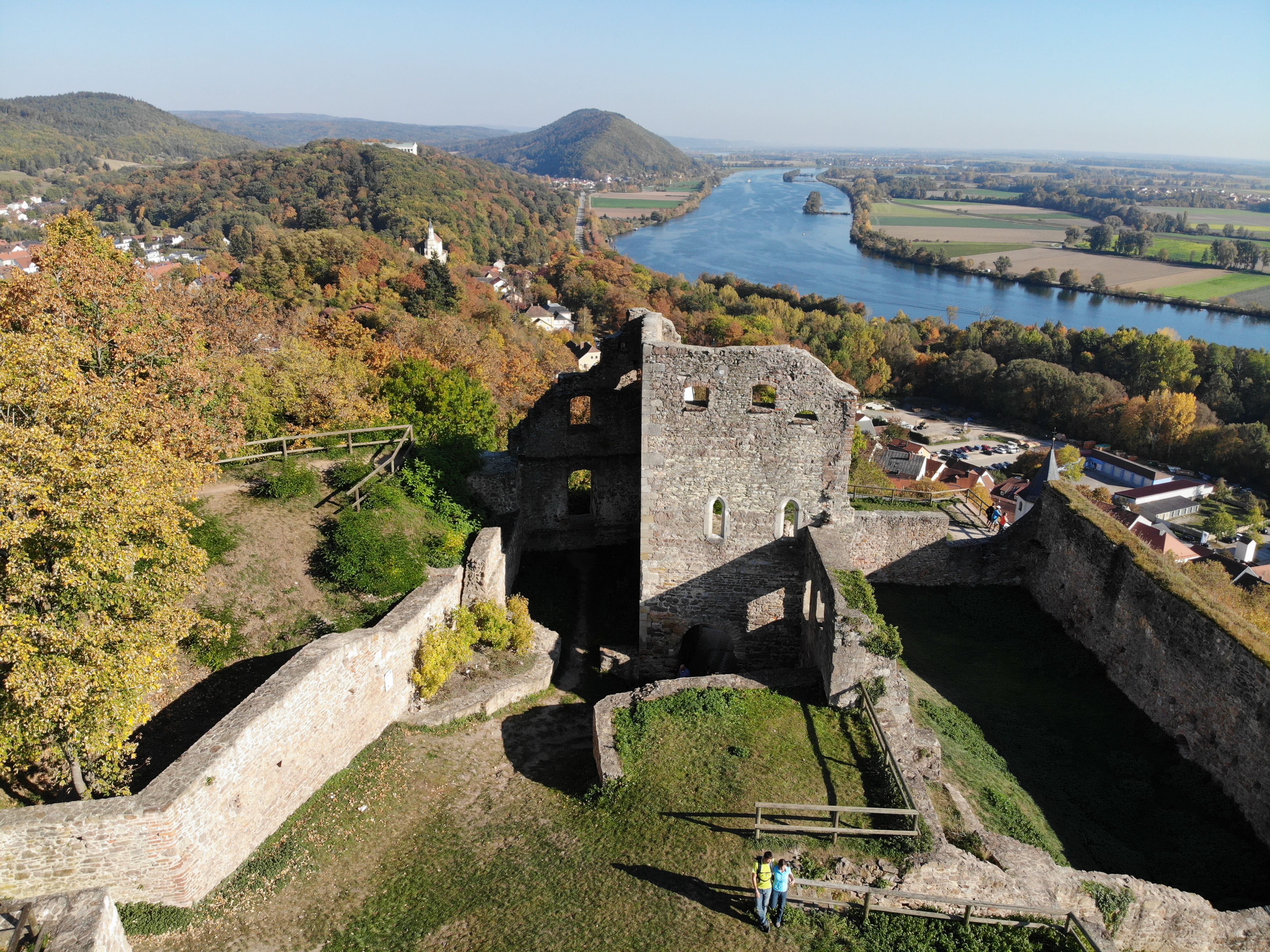 Burg Donaustauf im Herbst
