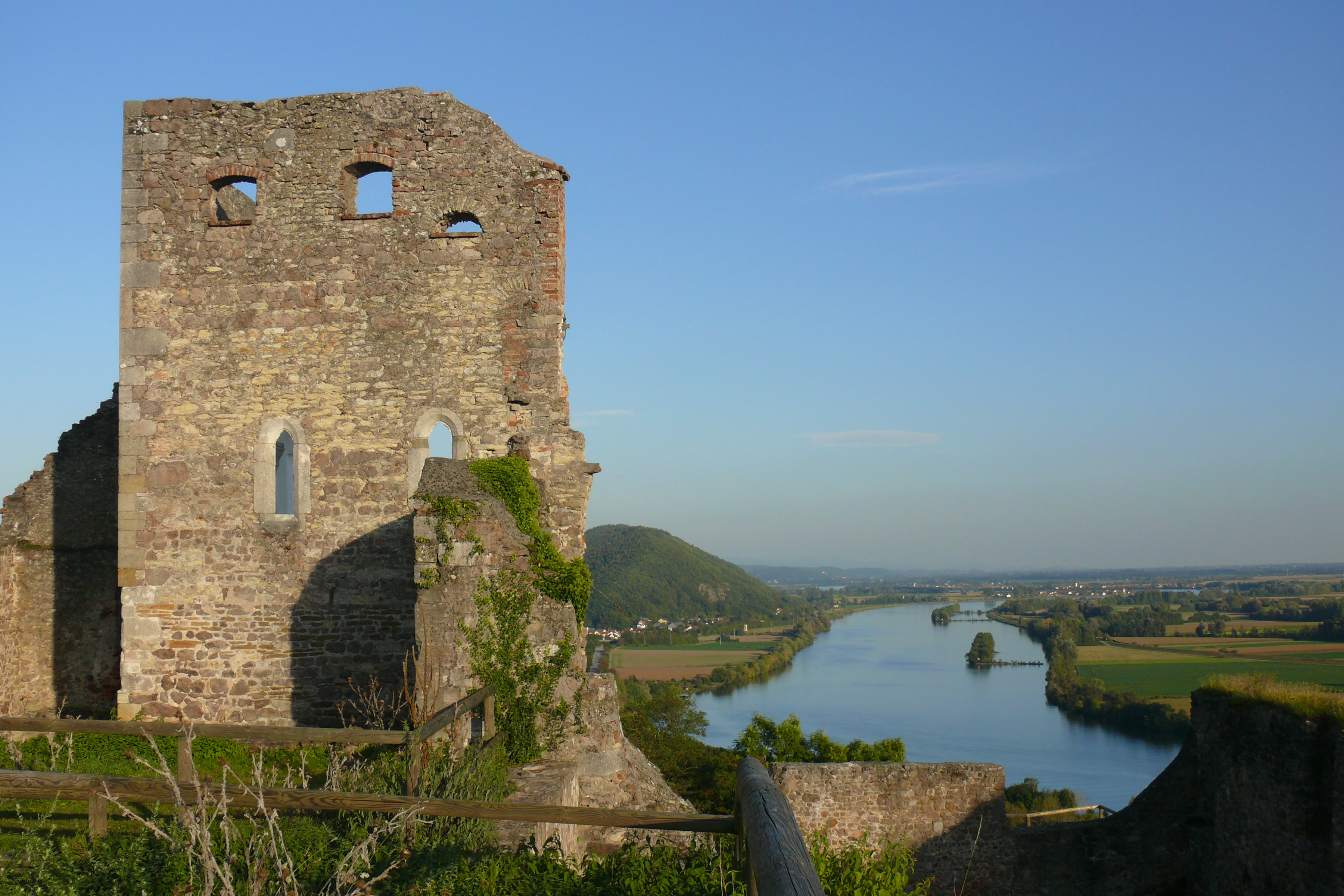 Blick von der Burg Donaustauf ins Donautal