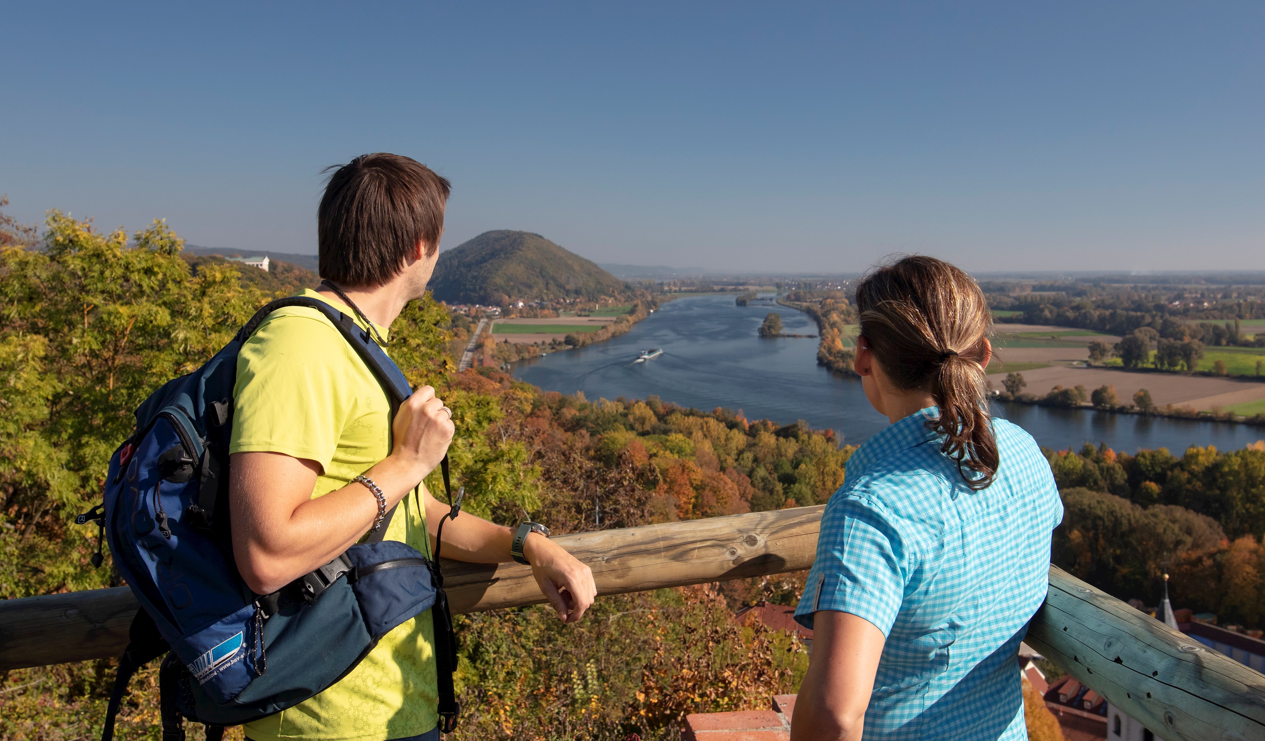 Burg Donaustauf - Blick donauabwärts mit Scheuchenberg