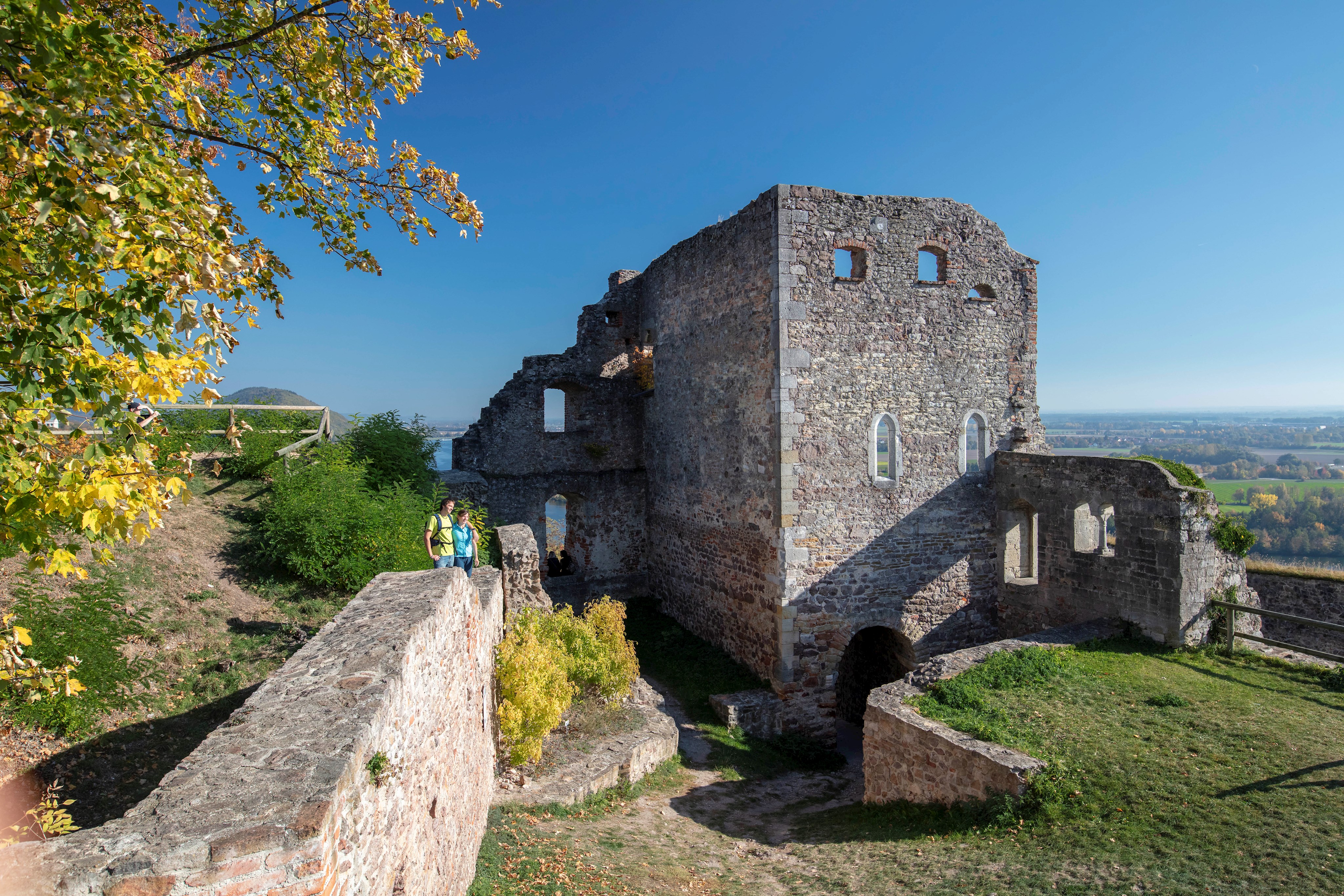 Burgruine Donaustauf mit Besuchern