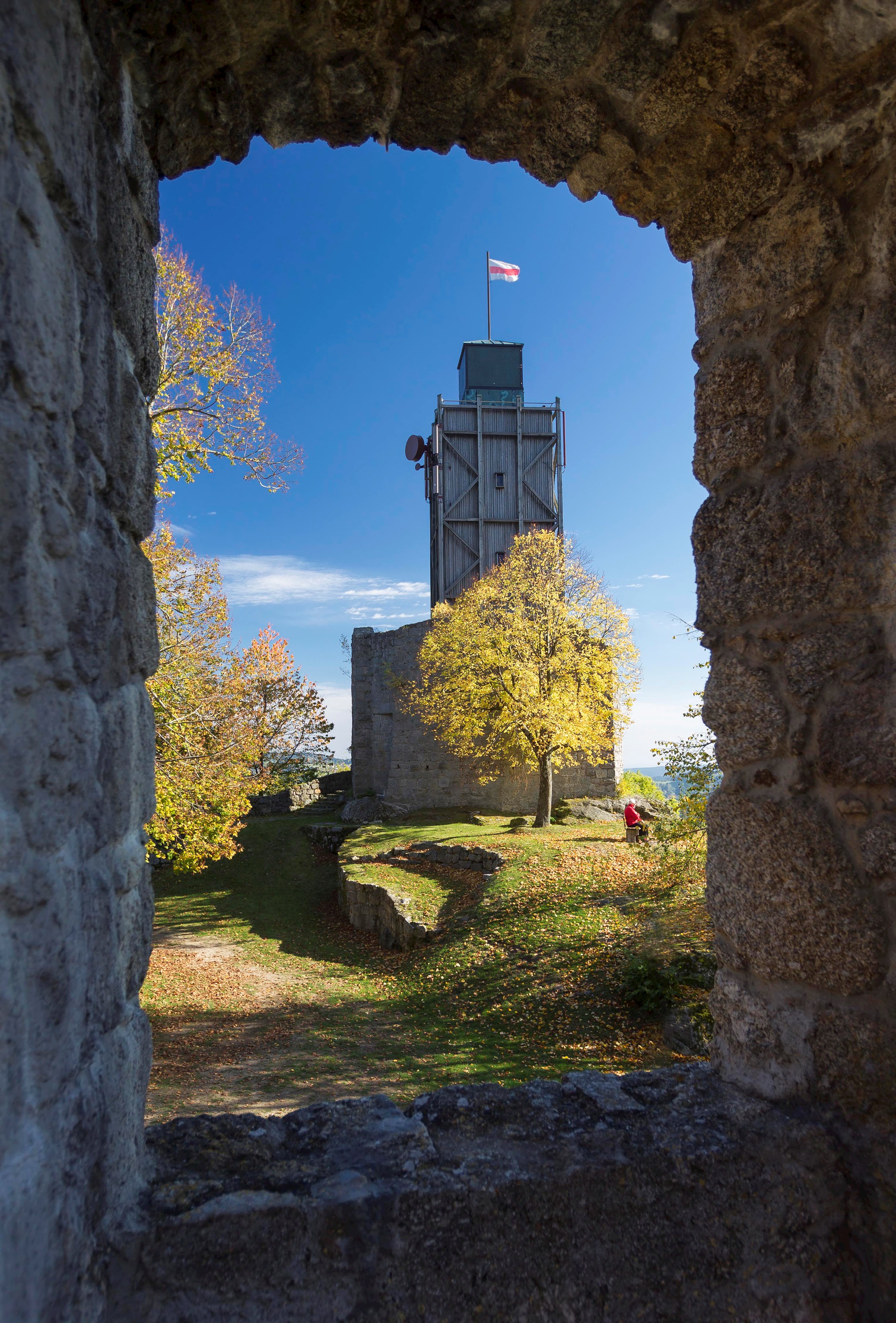 Burg Brennberg im Herbst Blick durch den Eingang