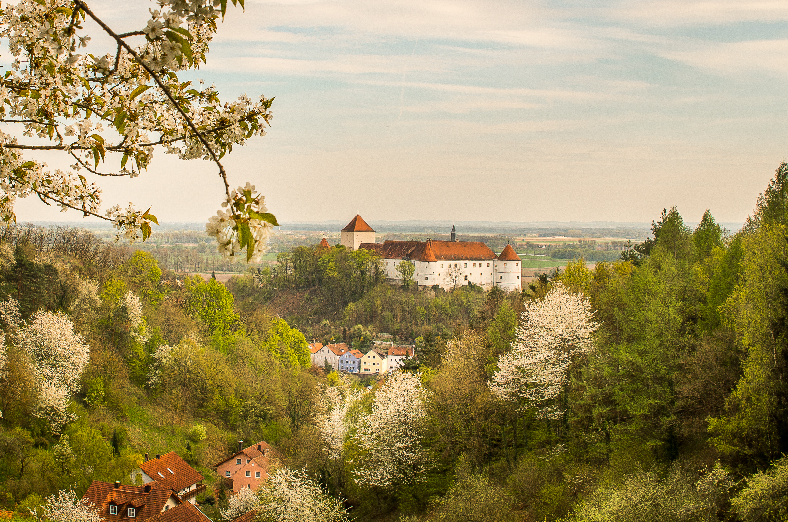 Blick auf Schloss Wörth im Frühling