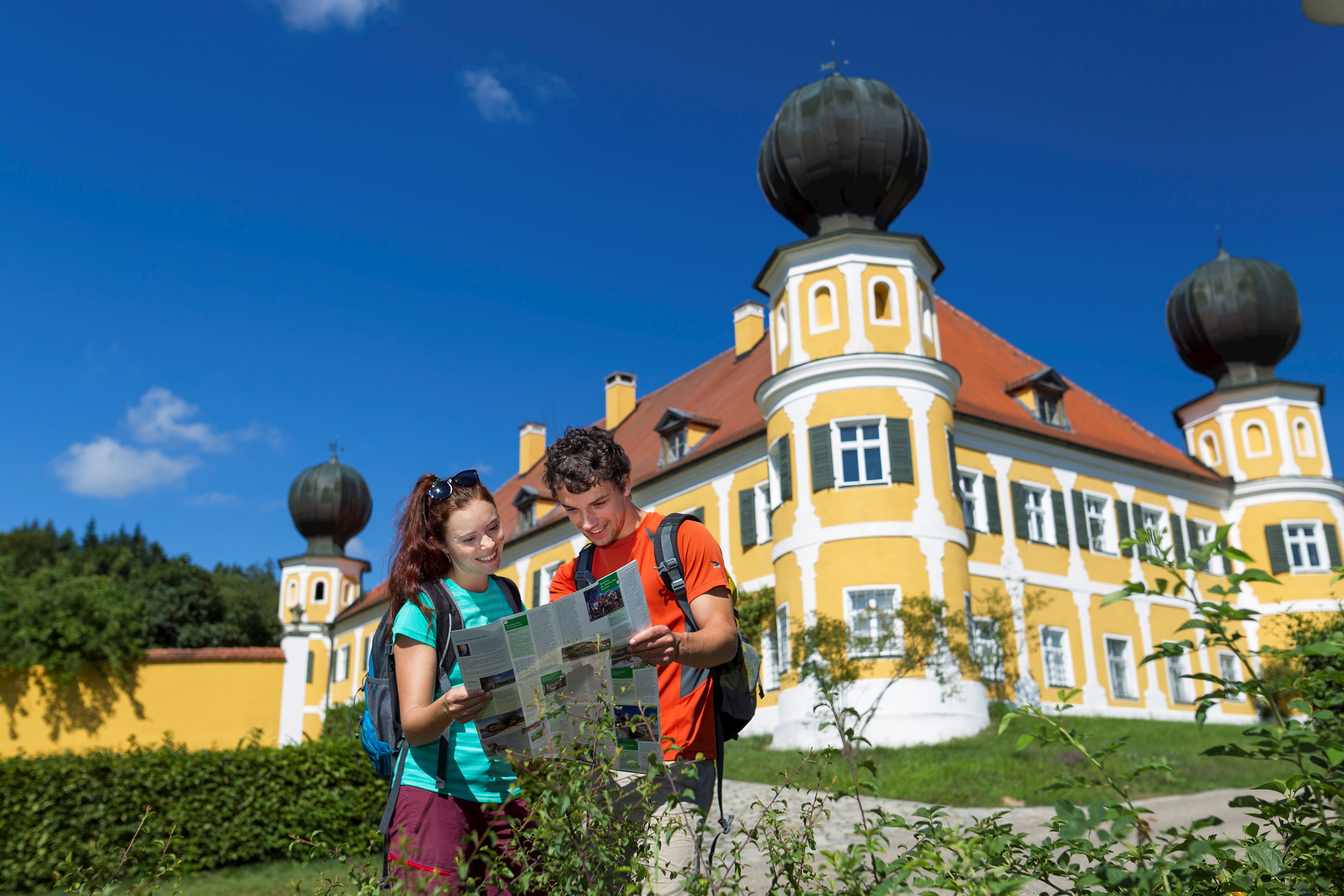 Wanderer vor dem Schloss Ramspau