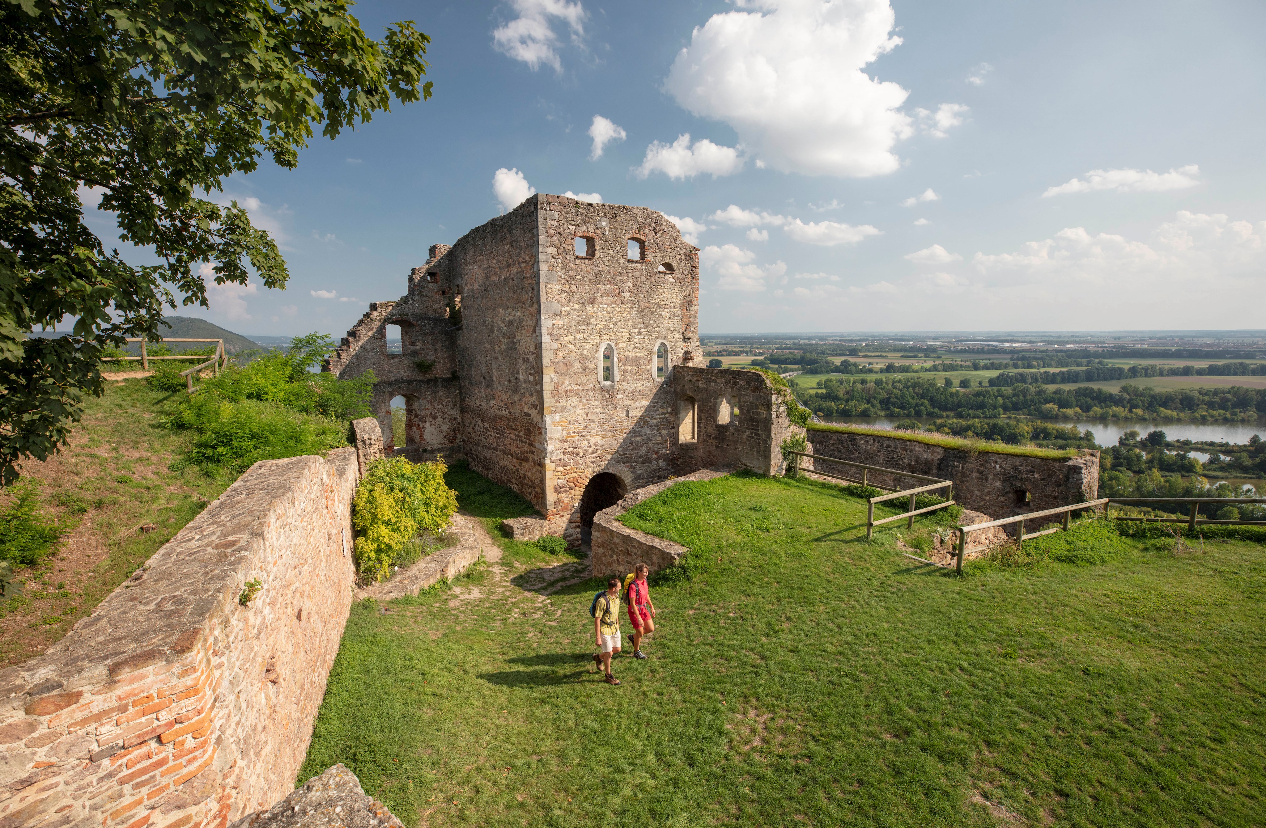 Blick von der Burg Donaustauf auf die Donau Leider haben wir keinen Alternativtext zu diesem Bild, aber wir arbeiten daran.